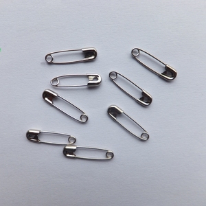 <span class=keywords><strong>Épingle</strong></span> de sûreté argentée en métal plaqué 22 mm, petit modèle, avec logo personnalisé, échantillon gratuit, nouveau design - Product Image 1