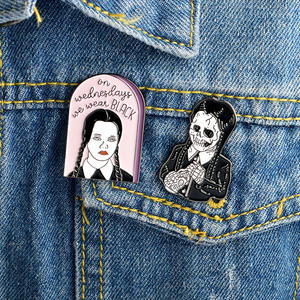 QIHE regalo para la hermana Familia Addams inspirado esmalte esqueleto Pin broches - Product Image 3
