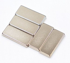 מותאם אישית 50mm <span class=keywords><strong>x</strong></span> <span class=keywords><strong>20mm</strong></span> <span class=keywords><strong>x</strong></span> <span class=keywords><strong>20mm</strong></span> <span class=keywords><strong>x</strong></span> <span class=keywords><strong>10mm</strong></span> n35 neodymium מגנטים חזק סופר קבוע בלוק תעשייתי קבוע רצועת אדמה נדירה עם שירות חיתוך - Product Image 2