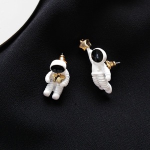Único diseño de dibujos animados lindo astronauta astronautas estrella pendientes - Product Image 1