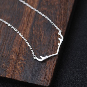 Collier pendentif en bois de corne de cerf en argent - Product Image 1