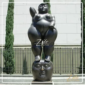 Famosa scultura femminile della signora grassa di Yoga del bronzo di Fernando Botero