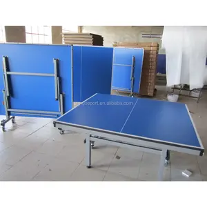 ITTF室内双折叠可移动乒乓球桌，带75毫米个轮子