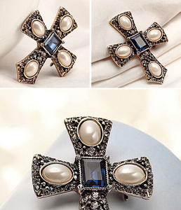 Estilo europeo aleación dorada perla diamantes de imitación azul cristal Cruz mujeres Pin broche