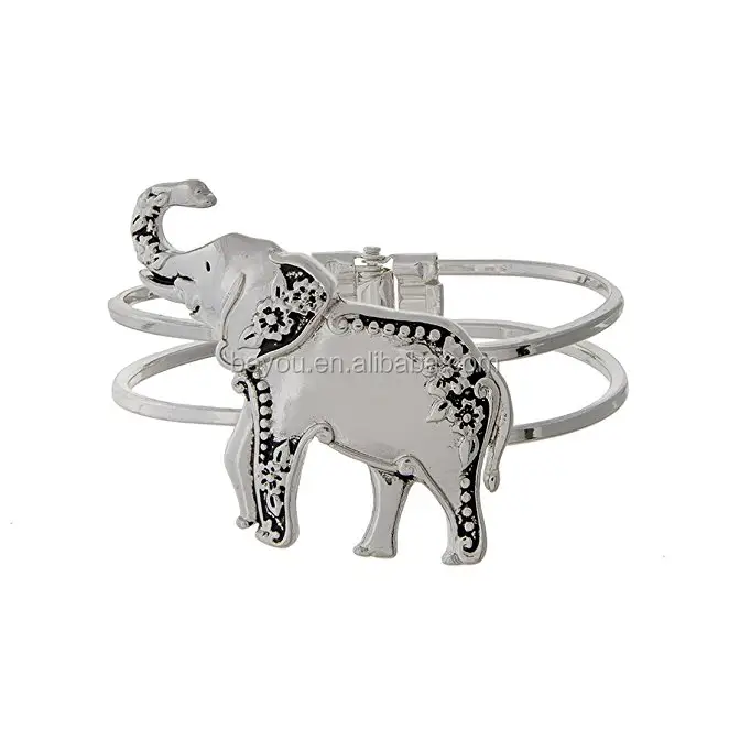 Блестящий серебряный браслет со слоном