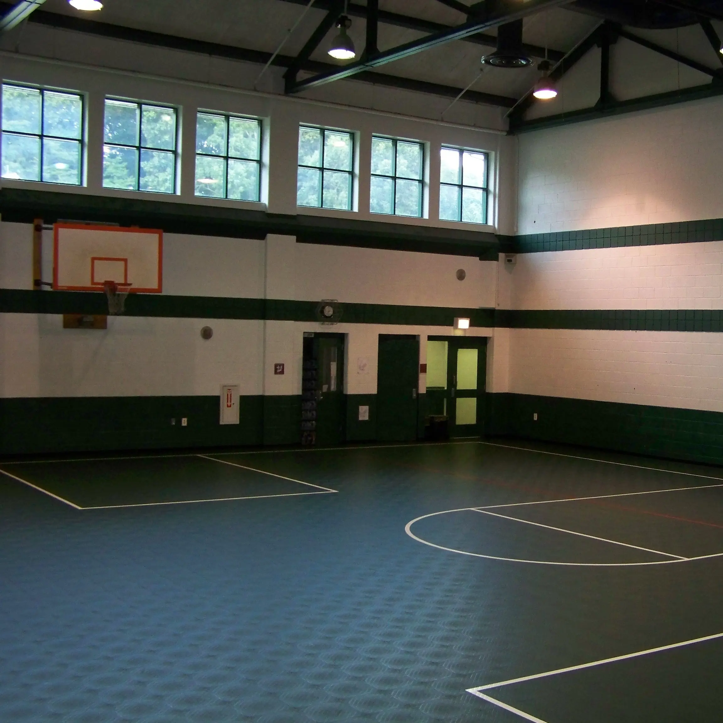 중단한 모듈 PP 맞물리는 플라스틱 지면 도와는 판매를 위한 실내 농구 체육관을 사용했습니다