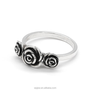 Anillo de Boda de Plata de Ley 925 Oxidada con Tres Flores de Rosa Negra para Mujer - Product Image 1