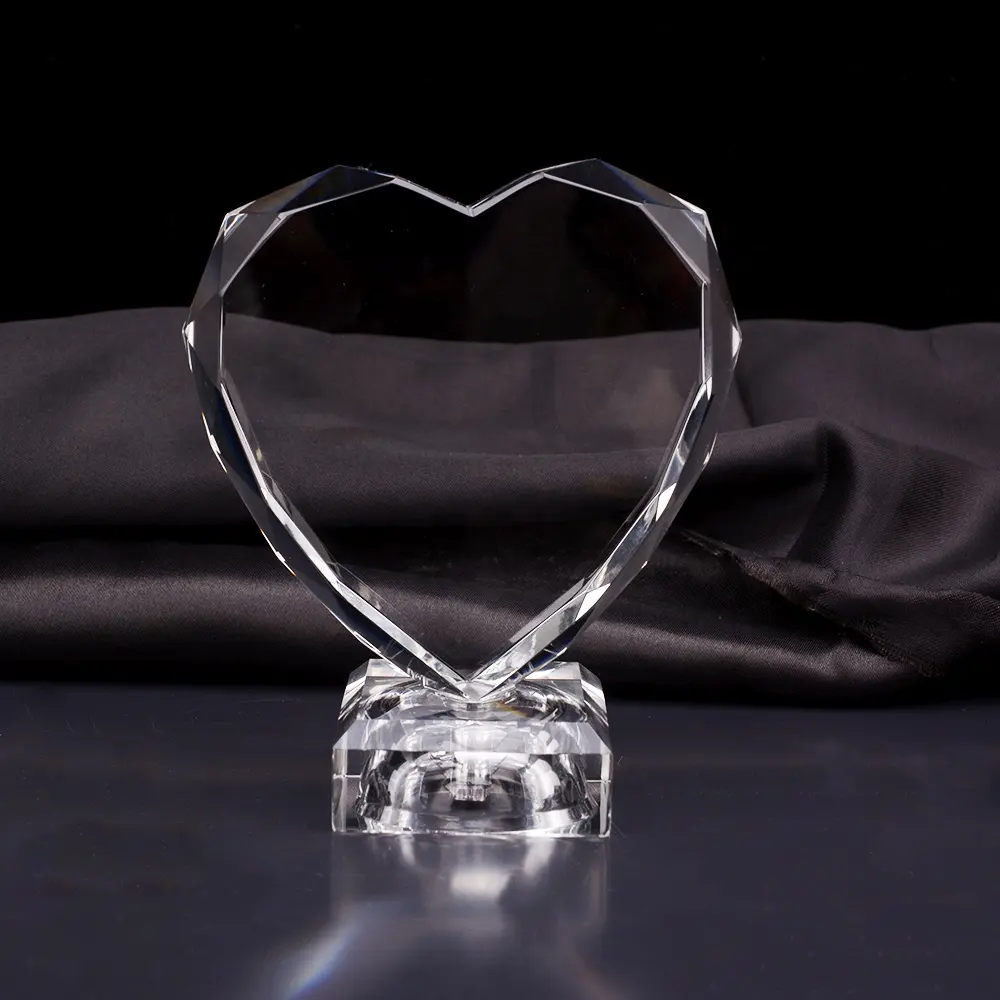 HBL व्यक्तिगत कस्टम दिल के आकार का क्रिस्टल वेलेंटाइन उपहार के लिए आधार और एलईडी प्रकाश के साथ व्यापार स्मारिका उपहार