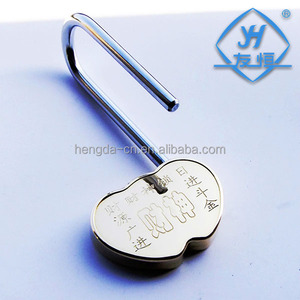 กุญแจทองเหลืองรูปหัวใจขัดเงาบนสะพานรักล็อคแสดงเสียงสระโรแมนติก - Product Image 3