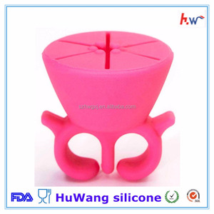 Nueva venta al por mayor Portátil titular de uñas esmalte de silicio con el anillo - Product Image 1