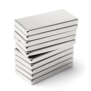מותאם אישית 50mm <span class=keywords><strong>x</strong></span> <span class=keywords><strong>20mm</strong></span> <span class=keywords><strong>x</strong></span> <span class=keywords><strong>20mm</strong></span> <span class=keywords><strong>x</strong></span> <span class=keywords><strong>10mm</strong></span> n35 neodymium מגנטים חזק סופר קבוע בלוק תעשייתי קבוע רצועת אדמה נדירה עם שירות חיתוך - Product Image 3