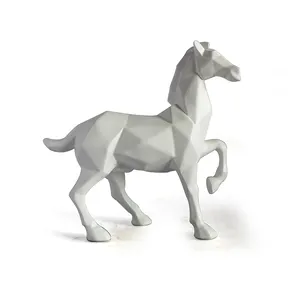 Statuette in miniatura geometriche in esecuzione di cavallo in resina su misura ornamento per la casa statua di animali decorazione personalizzata