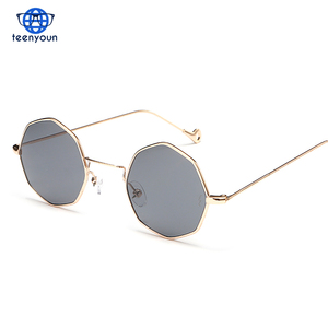 <span class=keywords><strong>Gafas</strong></span> <span class=keywords><strong>de</strong></span> <span class=keywords><strong>Sol</strong></span> Octagonales <span class=keywords><strong>de</strong></span> Moda para <span class=keywords><strong>Mujer</strong></span>, Montura Pequeña, <span class=keywords><strong>Gafas</strong></span> <span class=keywords><strong>de</strong></span> <span class=keywords><strong>Sol</strong></span> Poligonales <span class=keywords><strong>de</strong></span> Diseñador, <span class=keywords><strong>Gafas</strong></span> <span class=keywords><strong>de</strong></span> <span class=keywords><strong>Sol</strong></span> Vintage para Hombre, Compra al por Mayor - Product Image 1