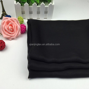 Vendita calda in <span class=keywords><strong>tessuto</strong></span> <span class=keywords><strong>chiffon</strong></span> <span class=keywords><strong>nero</strong></span> di seta morbido e liscio in poliestere per abito estivo - Product Image 2