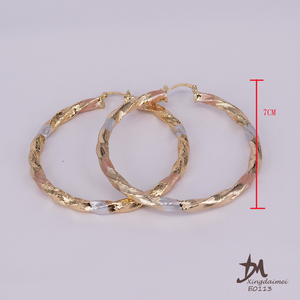 <span class=keywords><strong>Orecchini</strong></span> in oro <span class=keywords><strong>orecchini</strong></span> fatti <span class=keywords><strong>a</strong></span> mano in lega da donna <span class=keywords><strong>orecchini</strong></span> in oro 18 carati dipinti <span class=keywords><strong>a</strong></span> tre colori, <span class=keywords><strong>orecchini</strong></span> da donna in lega di rame all'ingrosso senza <span class=keywords><strong>pietra</strong></span> - Product Image 3
