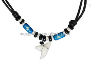 resina spiaggia surfista pelle regolabile perla blu <span class=keywords><strong>ciondolo</strong></span> <span class=keywords><strong>dente</strong></span> di squalo <span class=keywords><strong>collana</strong></span> per gli uomini - Product Image 2