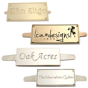 Liga De Zinco Gravado Prata Dourada Nome logotipo <span class=keywords><strong>Custom</strong></span> Made <span class=keywords><strong>Metal</strong></span> Plate Tag Etiqueta Com Pin para Bolsa - Product Image 1