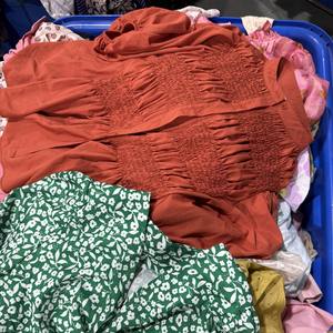 Fardos de tops de algodón usados, ropa usada a la moda para mujer, precio de fábrica, proveedor mayorista - Product Image 2