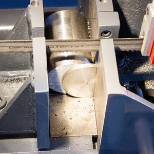 Scie à ruban verticale en métal, portable, automatique, bon marché, petite machine de découpe 600mm Gb4260 à vendre - Product Image 5