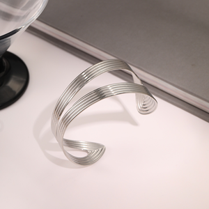 สร้อยข้อมือสแตนเลสสตีลสไตล์เมทัลแบบยุโรปและอเมริกา ดีไซน์แฟชั่นและโดดเด่นด้วยรูเจาะลายฉลุ - Product Image 6