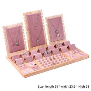 Bộ giá đỡ trưng bày trang sức bằng gỗ nhung hồng nóng, gồm giá đỡ và khay đựng vòng cổ, nhẫn, lắc tay. - Product Image 6