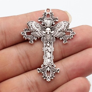 Colgante de cruz con calavera de polilla de la muerte, 51x37mm, de aleación de zinc plateada antigua, con 1 presilla, para collar gótico - Product Image 1