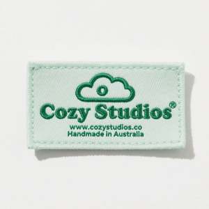 ป้ายผ้าซาตินทอแบบกำหนดเองเป็นมิตรกับสิ่งแวดล้อมสำหรับเสื้อผ้า พร้อมโลโก้แบบกำหนดเองและดีไซน์พับตรงกลาง ลดราคาพิเศษ - Product Image 2