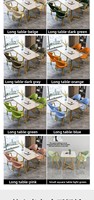 Ensemble de salle à manger bistro moderne et minimaliste avec table finition faux pierre, structure en métal doré et chaises rembourrées pour café