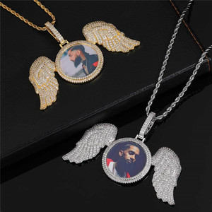Ciondolo Personalizzato con <span class=keywords><strong>Ali</strong></span> d'Angelo Ghiacciate Oro o Argento con Cornice in Strass - Product Image 5