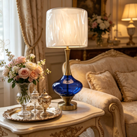 Lampe de table en verre artistique LED AC haut de gamme en gros, base métallique personnalisée, abat-jour, intensité réglable, pour hôtellerie commerciale, directement de l'usine