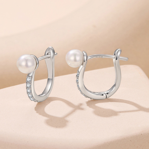 Boucles d'oreilles classiques Huggie avec perle d'imitation et diamant taille brillant rond serti en canal pour femme, bijoux en alliage plaqué or - Product Image 3