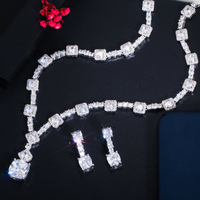 Parure de bijoux délicate plaquée or blanc avec zircone cubique rouge étincelante pour femme, collier et boucles d'oreilles de mariée pour bal de promo et mariage