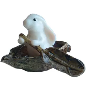 Z07303A حلية مصغرة هدية صغيرة بيضاء أرنب اصطاد بالقارب الراتنج أرنب تمثال هدايا عيد الفصح