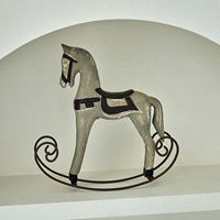 Cheval à bascule vintage de style européen en panneau de densité, orné et peint à la main, avec base de balançoire, fabriqué en Chine, pour salon, bureau, cave à vin