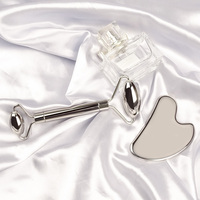 Rouleau facial double face en acier inoxydable 304 argenté et ensemble Gua Sha en forme de cœur à surface miroir pour le lifting des rides et le drainage lymphatique