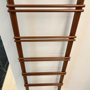 Radiateur Électrique Mural Design pour Serviettes avec Finition Marron Translucide, Disposition à Barres Alternées, Solution Chauffante Sculpturale - Product Image 4