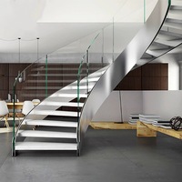 Escaliers intérieurs incurvés modernes et luxueux sur mesure pour villas avec garde-corps en acier inoxydable et bois, verre, éclairage LED, forme en spirale