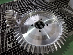 Pignon conique hélicoïdal de grande taille en acier inoxydable personnalisé professionnel en usine - Product Image 3