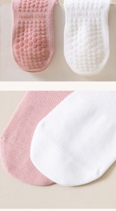 Chaussettes de yoga pour femmes avec 200 points antidérapants en silicone, respirantes et absorbant l'humidité, idéales pour le Pilates - Product Image 5