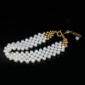Pendientes de Perlas Florales con Diseño Original en Oro de 14K, Artesanía Italiana en Encaje Metálico, Perlas de Agua Dulce de 9-10mm con Alto Brillo - Product Image 3