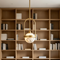 Lustre LED contemporain en albâtre plaqué or, design minimaliste avec cadre en laiton, globe lumineux pour salon et salle à manger