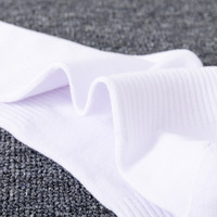 Vente en gros Nouvelles chaussettes de sport d'automne pour hommes Chaussettes tubulaires noires et blanches solides Chaussettes Zhuji tricotées en caoutchouc