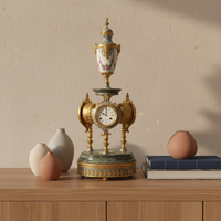 Horloge de table mécanique vintage française en laiton doré 24 carats à 3 cadrans avec thermomètre et baromètre sous un vase en porcelaine