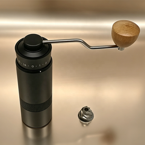 เครื่องบดกาแฟแบบแมนนวลระดับพรีเมียม ดีไซน์แม่เหล็กดูด ปรับได้ด้วยระบบ CNC ใบมีดทรงกรวย เครื่องบดมือสำหรับกาแฟชนิดพิเศษ ตัวเครื่องทำจากโลหะ - Product Image 1