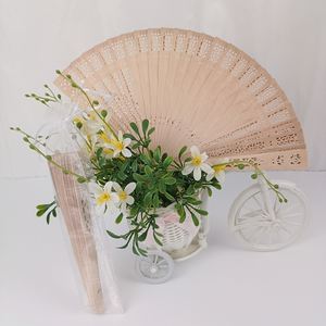 Éventails pliants en bois de santal personnalisés avec logo, éventails à main pour mariage, éventails pliants portables - Product Image 1