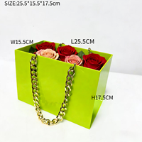 Boîte de rangement moderne en acrylique écologique avec chaîne dorée, design rectangulaire pour la présentation de bijoux et de roses