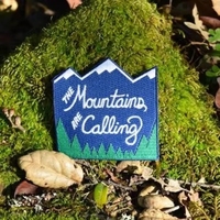 Patch brodé « Les montagnes appellent », motif forêt enneigée et slogan extérieur pour chapeau de randonnée, camping, nature et voyage