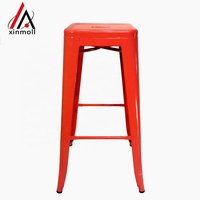 Ensemble de table de bar intérieur-extérieur en métal rouge carré de 23.75 ''de qualité commerciale tabourets à dos nu à siège carré