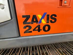 Excavatrice d'occasion HITACHI ZX240 japonaise disponible à la vente à un prix compétitif - Product Image 2