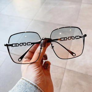 Gafas de Sol Qianai con Marco Metálico Grande para Mujer, Lentes de PC con Protección UV400, Diseño Cuadrilateral, Protección Solar para Salidas y Fiestas - Product Image 4